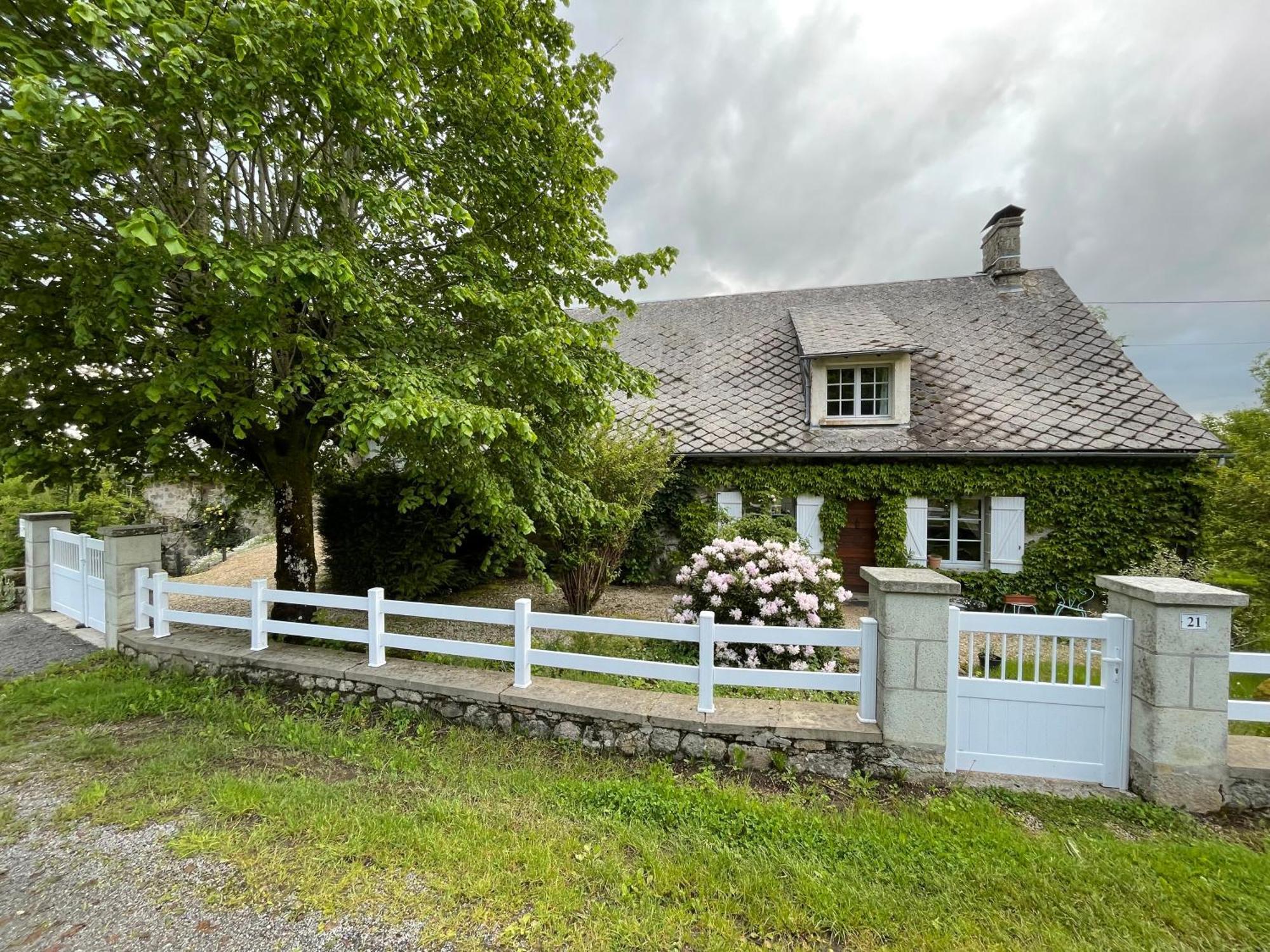 Une Pause En Correze Sarroux Exterior foto